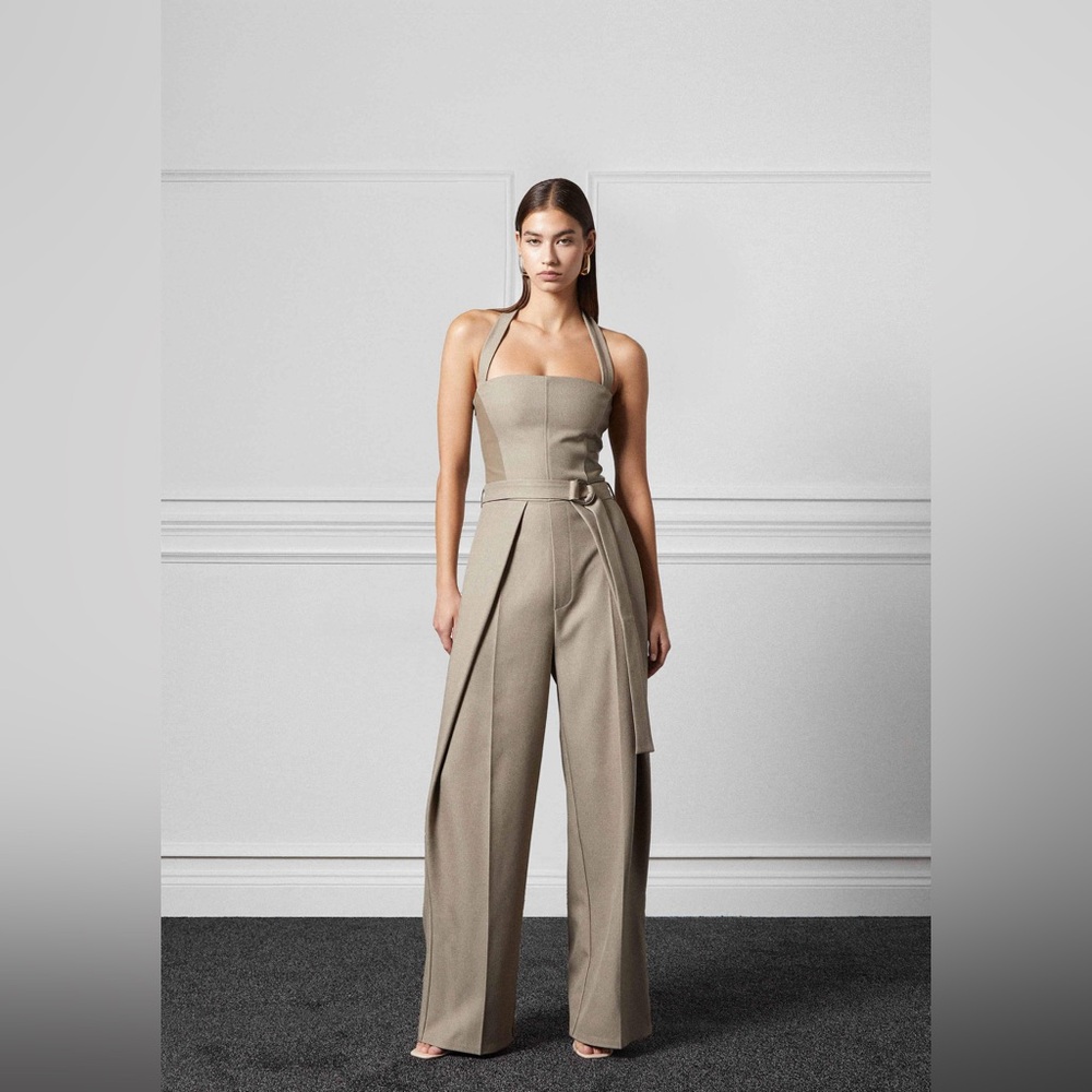 Beautiful, tailored pleated jumpsuit With belt and removable neck strap.